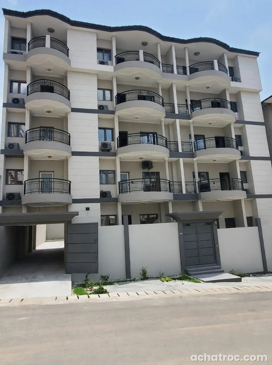 En vente: Immeuble R+4 à Palmeraie nouveau camp d'Akouedo